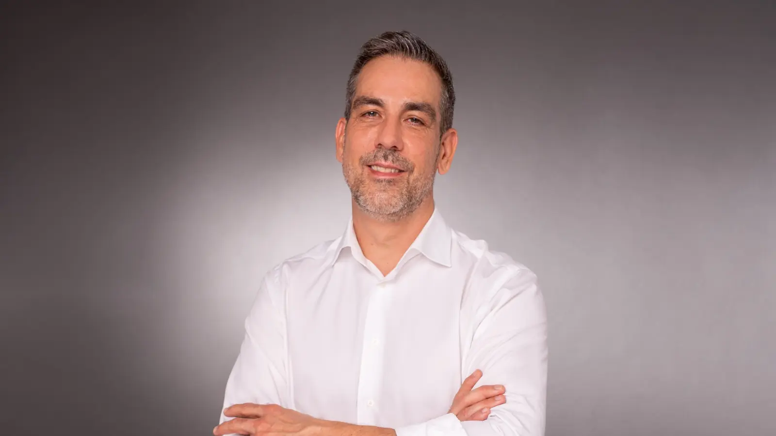 Ingo Barz in an executive portrait with rolled-up sleeves