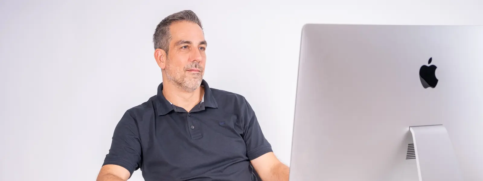 Ingo Barz working at his desk